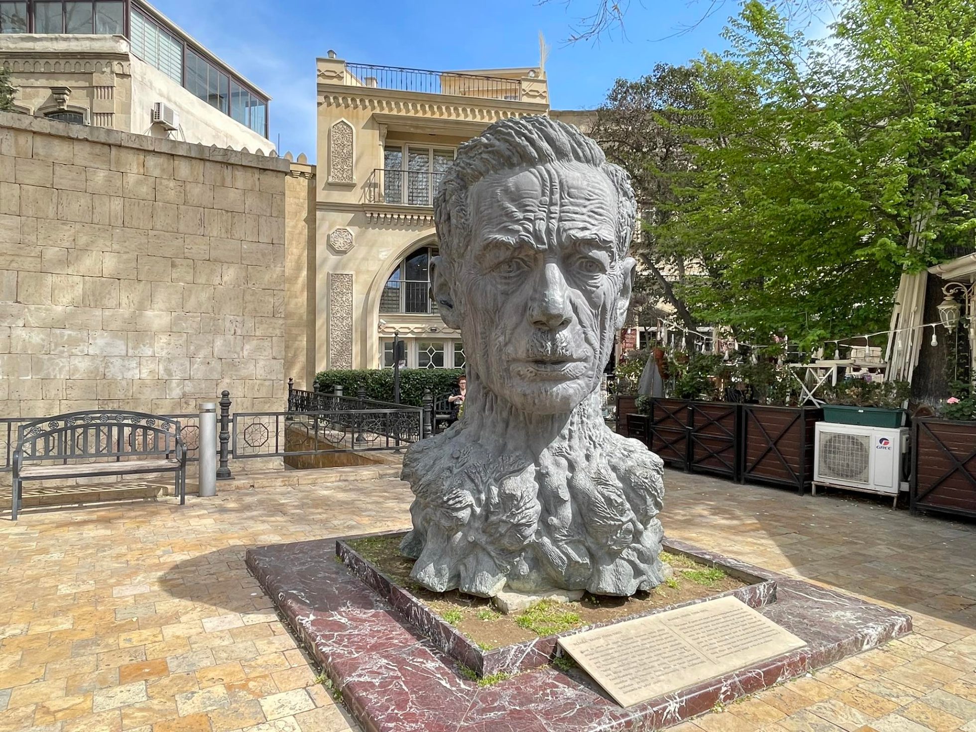 Ulica Stare Miasto w Baku z widocznymi budynkami i ulicznymi detalami.